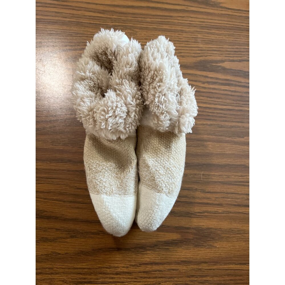 Secret Treasures cream tan faux fur slipper socks size 4-10